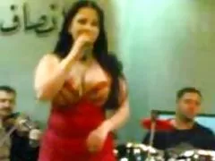 Petite აზიური babe იღებს დანგრეული