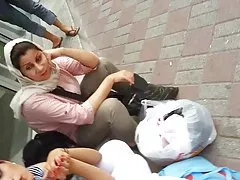 მან მალავს მკურნალობის მტკივნეული boner ქვემოთ მისი შარვალი