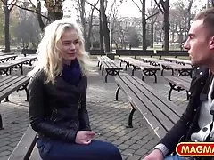 რუსული გოგონა სათვალეებით გამოირჩევა